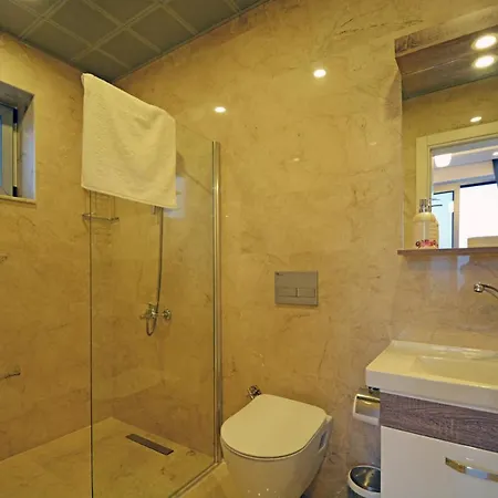 Sleeps 4 Pool Air Con Wifi T781702